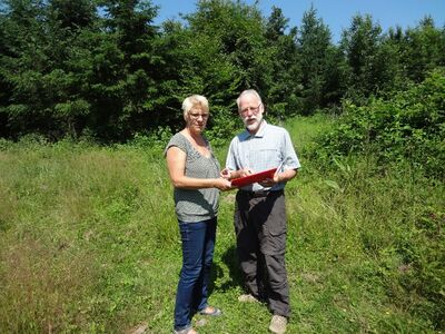 Dr.-Ing. H.O.Stürenburg von der Initiative Pro Wind Bottwartal erläutert Regina Traub die Standorte auf dem Grießberg