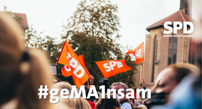 Eine Menschenmenge auf einem öffentlichen Platz, einige schwenken SPD-Fahnen. Unten steht in weißer Schrift: "#geMA1nsam". Oben rechts in weiß das Logo der SPD Baden-Württemberg.