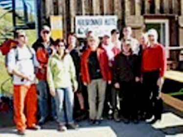 Die Wandergruppe vor der Heilbronner Hütte